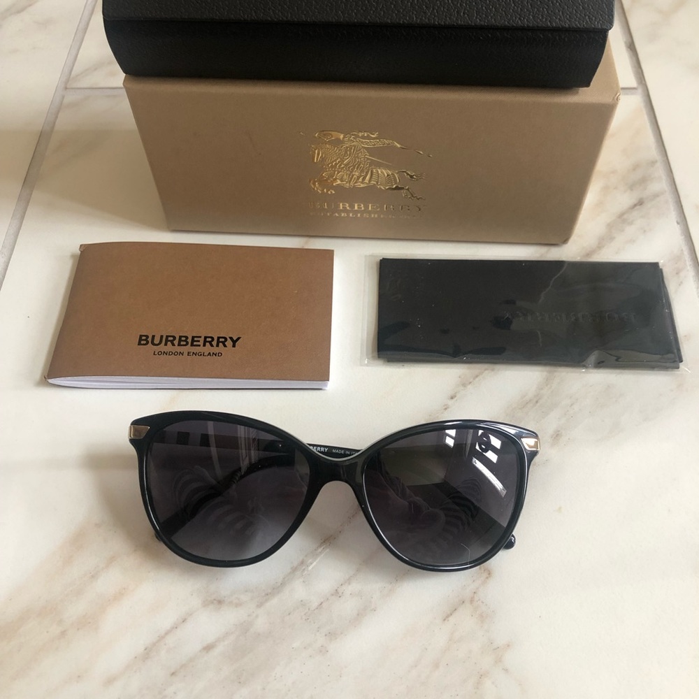 🔥NEW BURBERRY SUNGLASSES 🔥 - Picture 3 of 12